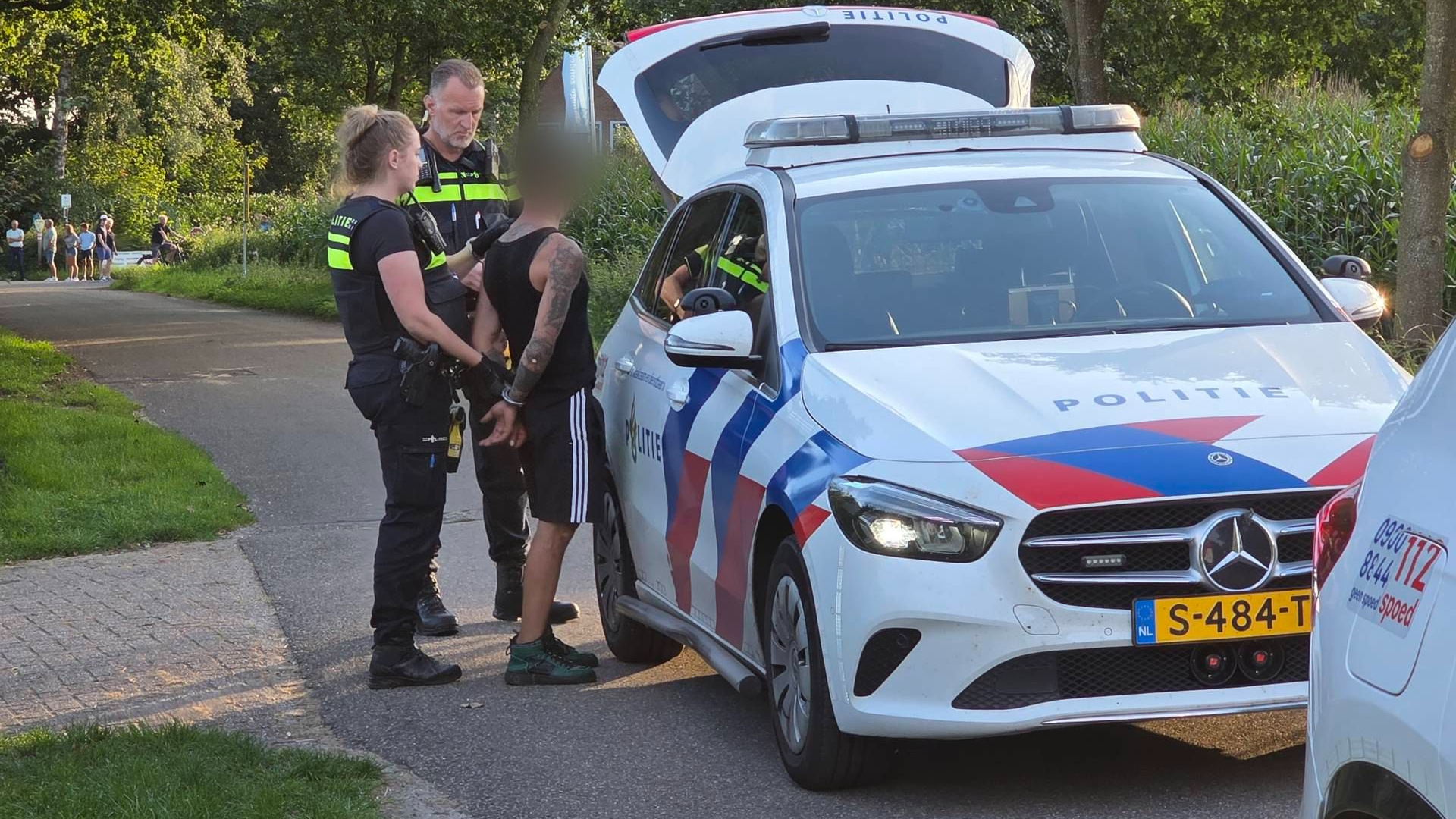 Voortvluchtige in maïsveld gepakt na autobrand A12 en ongeluk A30.