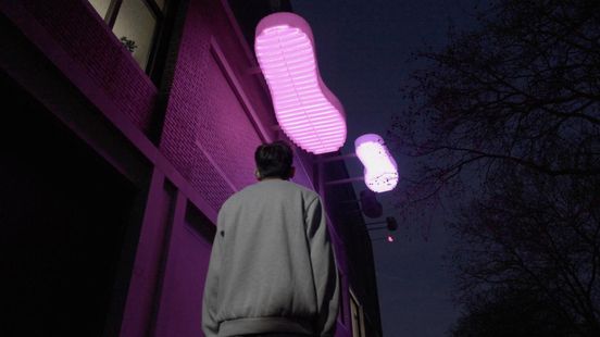 Hier kun je nu enorme lichtgevende voetstappen zien: 'Denk aan helden uit Rotterdam-Zuid'