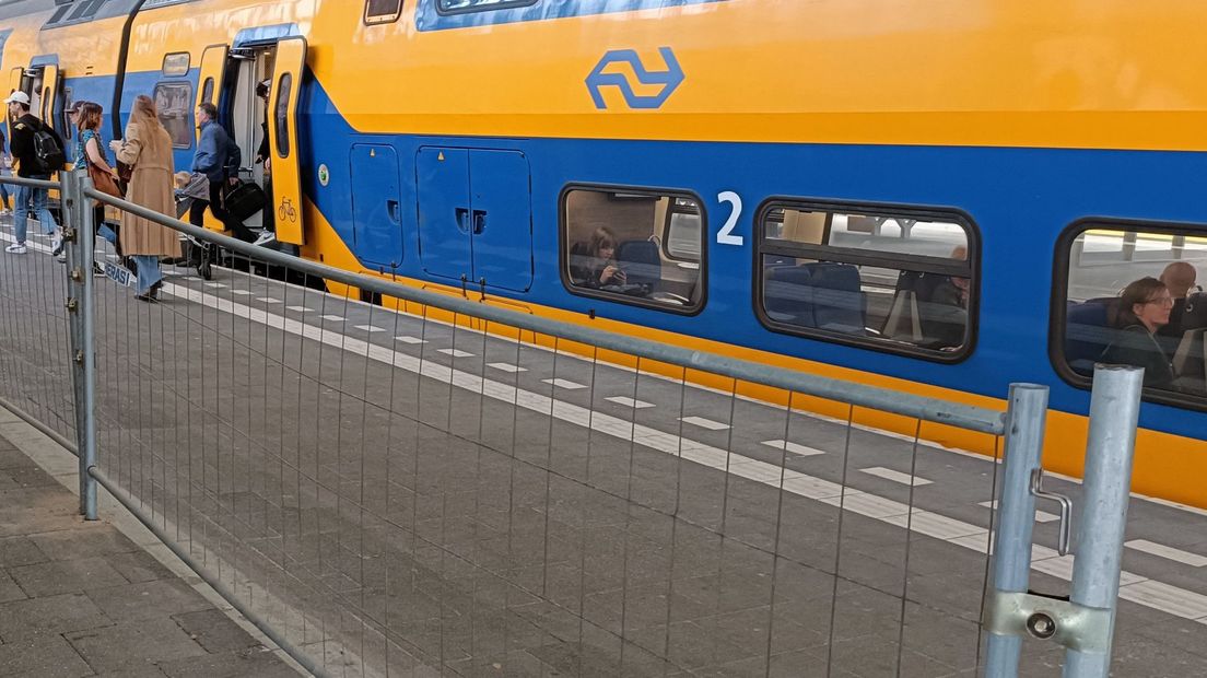 De hekken staan echt midden op de perrons