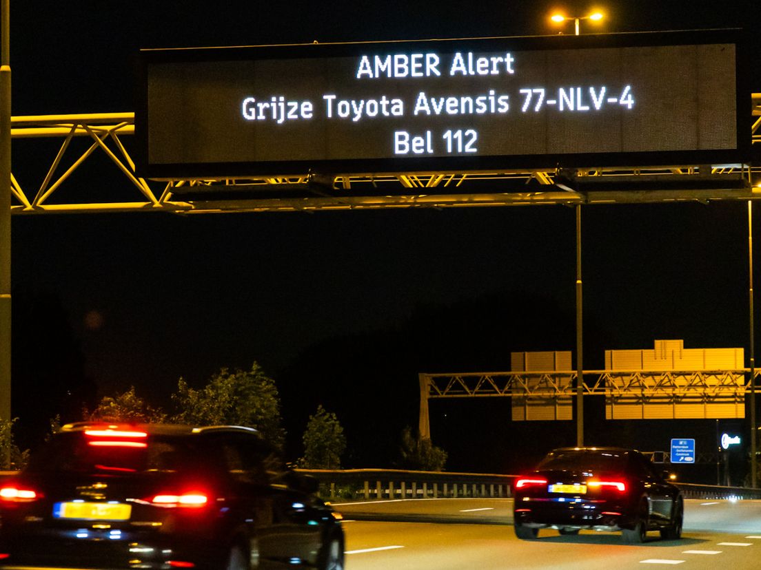 Aandacht voor vermiste kinderen Jeffrey en Emma op matrixborden boven snelweg