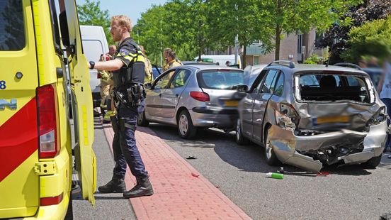 Kop-staartbotsing tussen drie autos en busje in Hoogeveen. Kop-staartbotsing tussen drie autos en busje in Hoogeveen.