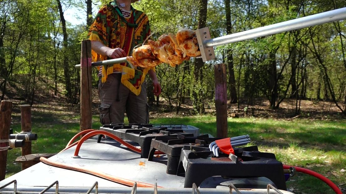 De scouts koken dit jaar op gasbranders (Rechten: Martijn Klungel/RTV Drenthe)