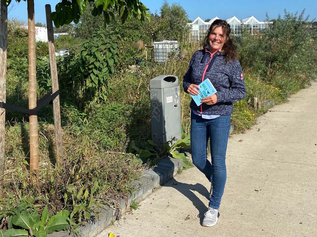 Ellen van Bodegom met het boek Walk your meeting