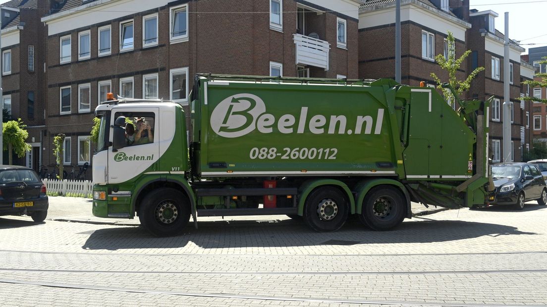 Een van Beelens vuilniswagens.