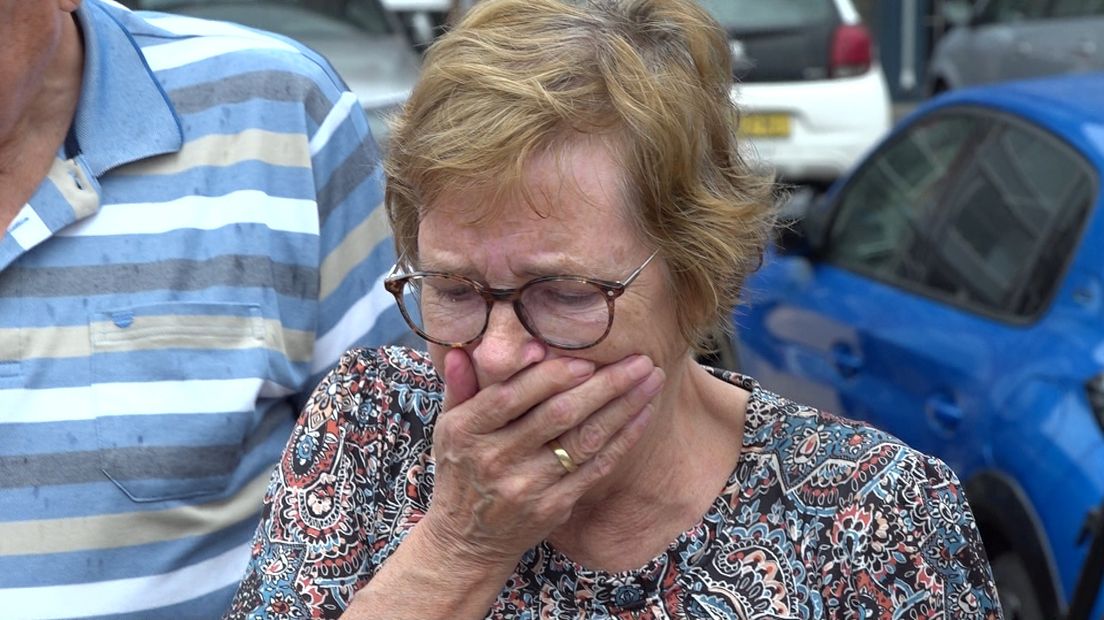 Winnares Henny kan het niet goed bevatten als ze de enveloppe openmaakt