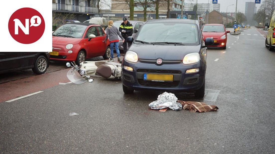 NIJMEGEN – Een scooterrijder is maandagmorgen op de O.C. Huismanstraat in botsing gekomen met een automobilist. De berijder van de scooter is door het ambulancepersoneel onderzocht.