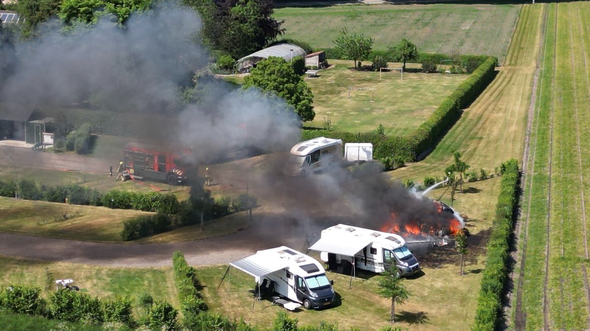 Camper op kampeerplaats Meterik brandt volledig uit