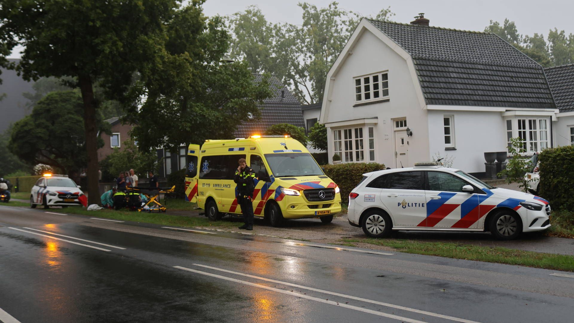 Fietser met spoed naar ziekenhuis na val in regen