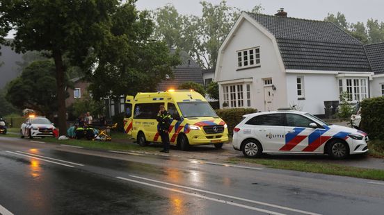 Fietser met spoed naar ziekenhuis na val in regen