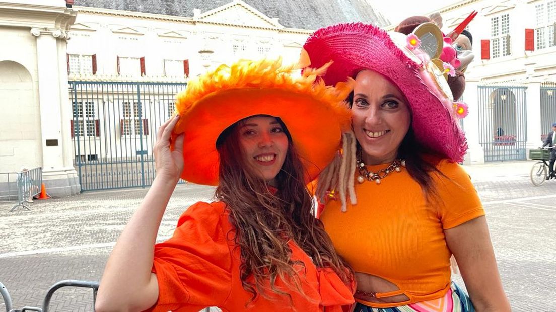 De eerste oranjefans hebben zich dinsdagochtend al vroeg gemeld bij Paleis Noordeinde