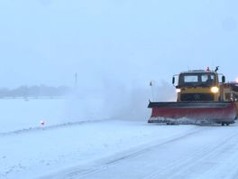 Sneeuwschuivers op Rotterdam The Hague Airport maken overuren