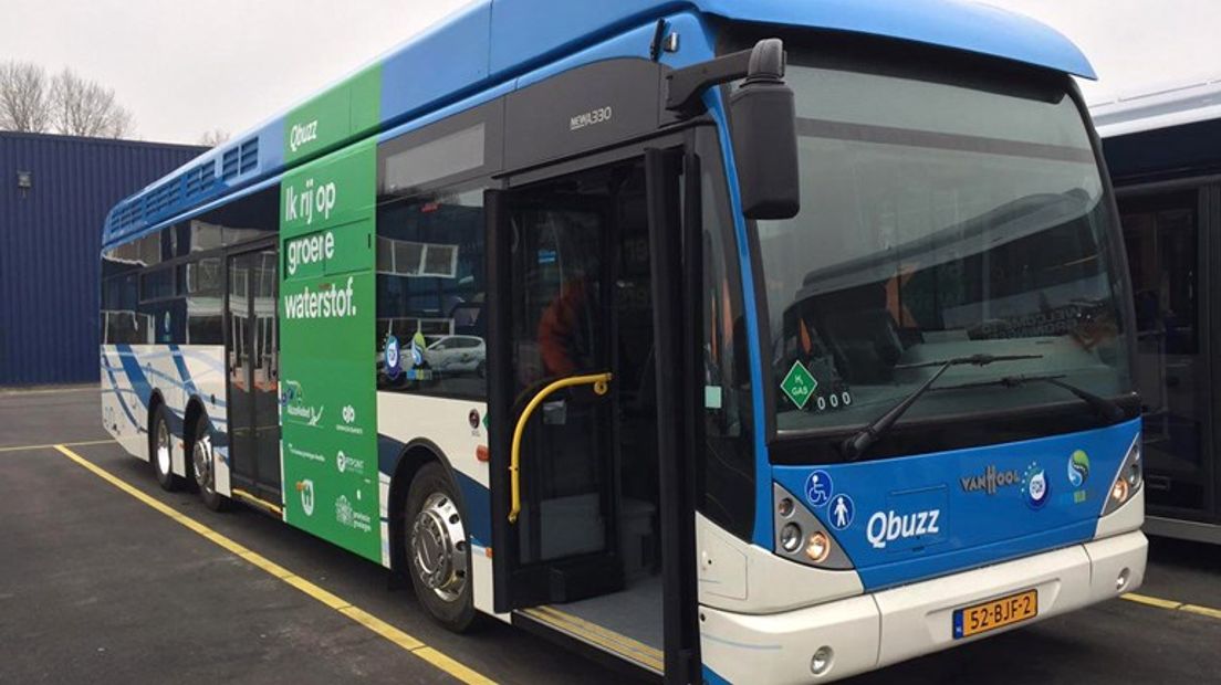 De waterstofbussen kunnen alleen in Helmond of Rotterdam tanken (Rechten: Wiebe Klijnstra/RTV Noord)