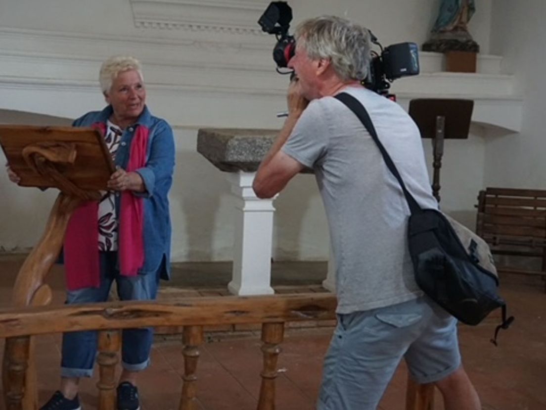 Yvonne tijdens de reis naar Corsica en Sardinië met de cameraploeg van We zijn er Bijna!