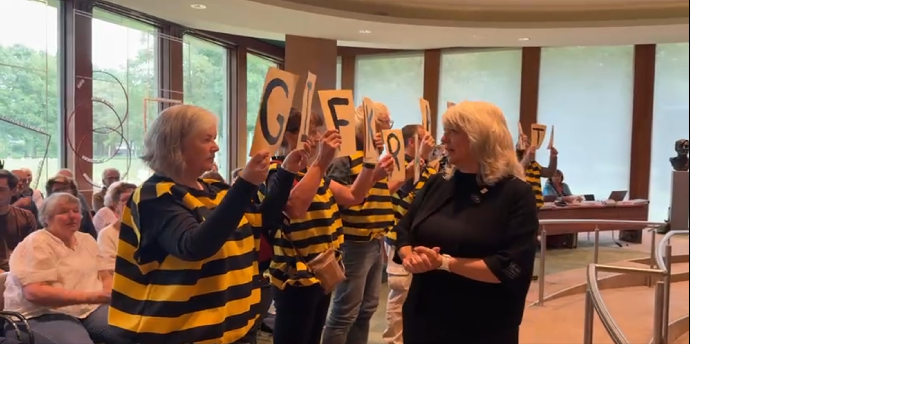 Commissaris van de koning Agnes Mulder verzoekt de demonstranten weg te gaan