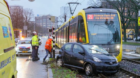 Automobilist lichtgewond bij botsing met tram in Utrecht, tramverkeer stilgelegd.