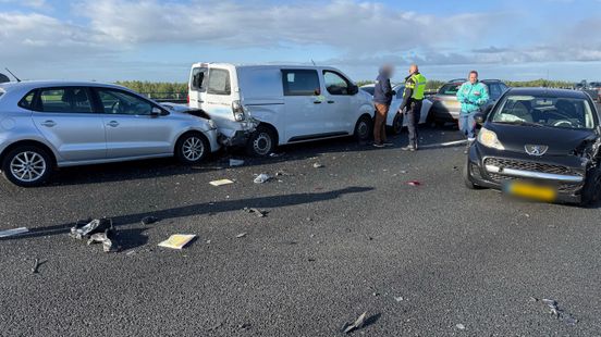 Meerdere gewonden bij grote kettingbotsing met 17 auto's op A1 bij Deventer Home