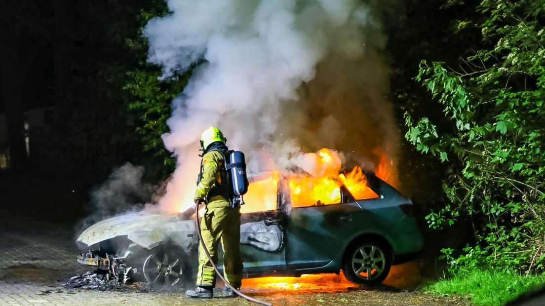 Deze auto stond voor de tweede keer in brand.
