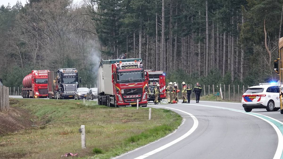 Vrachtwagen in brand gevlogen op N36 bij Rheezerveen