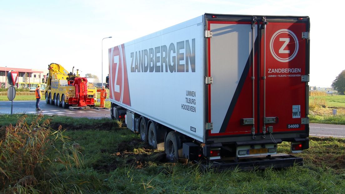 Bergingsbedrijf trekt vrachtwagen uit de modder