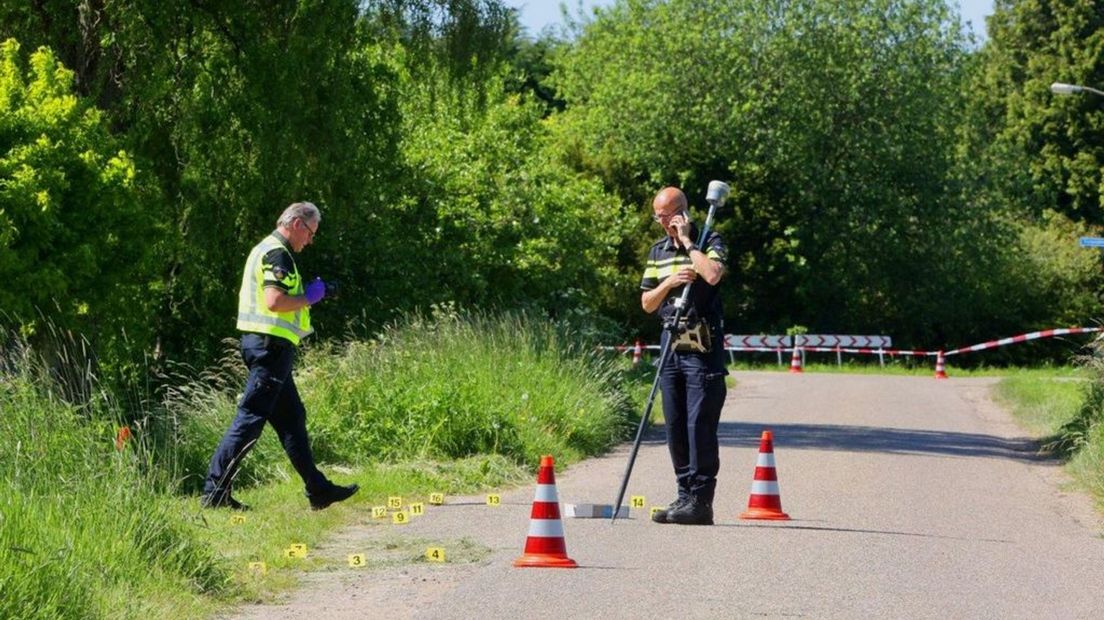 De politie doet onderzoek na de dodelijke aanrijding in Zaltbommel.