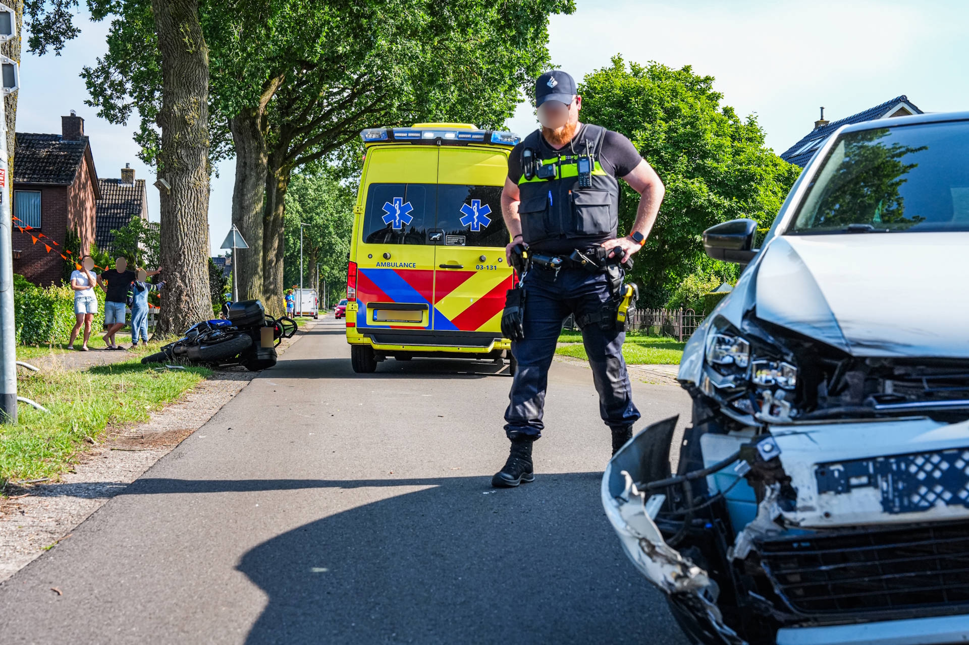 Motorrijder gewond na botsing met auto in Nieuw-Amsterdam.