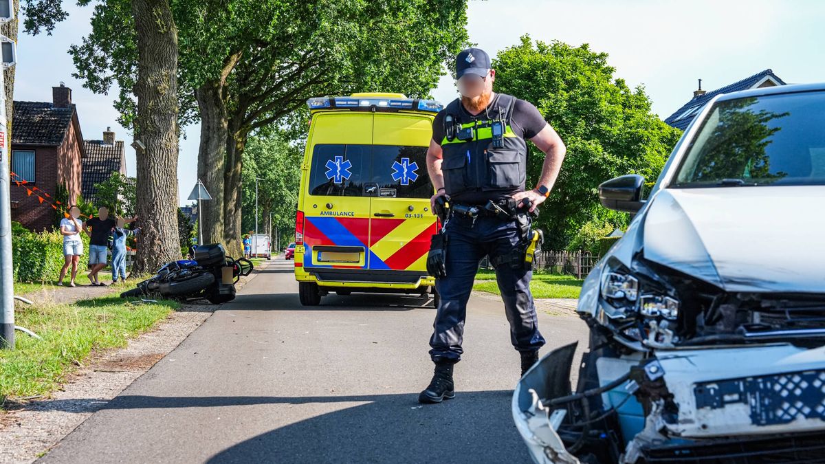 Motorrijder gewond na botsing met auto in Nieuw-Amsterdam