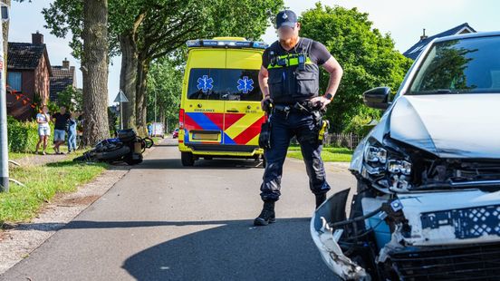 Motorrijder gewond na botsing met auto in Nieuw-Amsterdam. Motorrijder gewond na botsing met auto in Nieuw-Amsterdam.