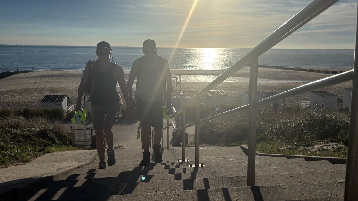 LIVE: Achthonderd wandelaars binnen in Zoutelande • Kijk live mee op de Finishlein