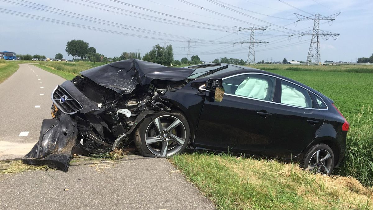 Eén gewonde bij botsing tussen twee auto's in Grafhorst