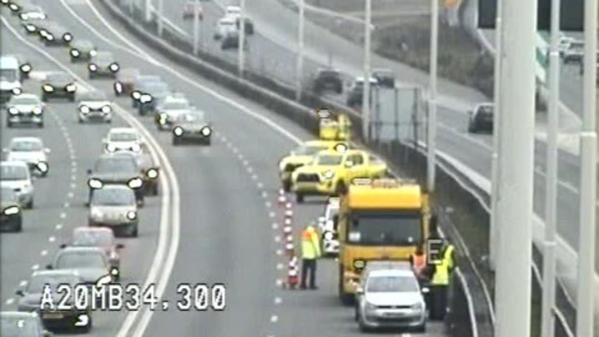 Inmiddels heeft Rijkswaterstaat een pijlwagen neergezet, zodat er één rijstrook open kan