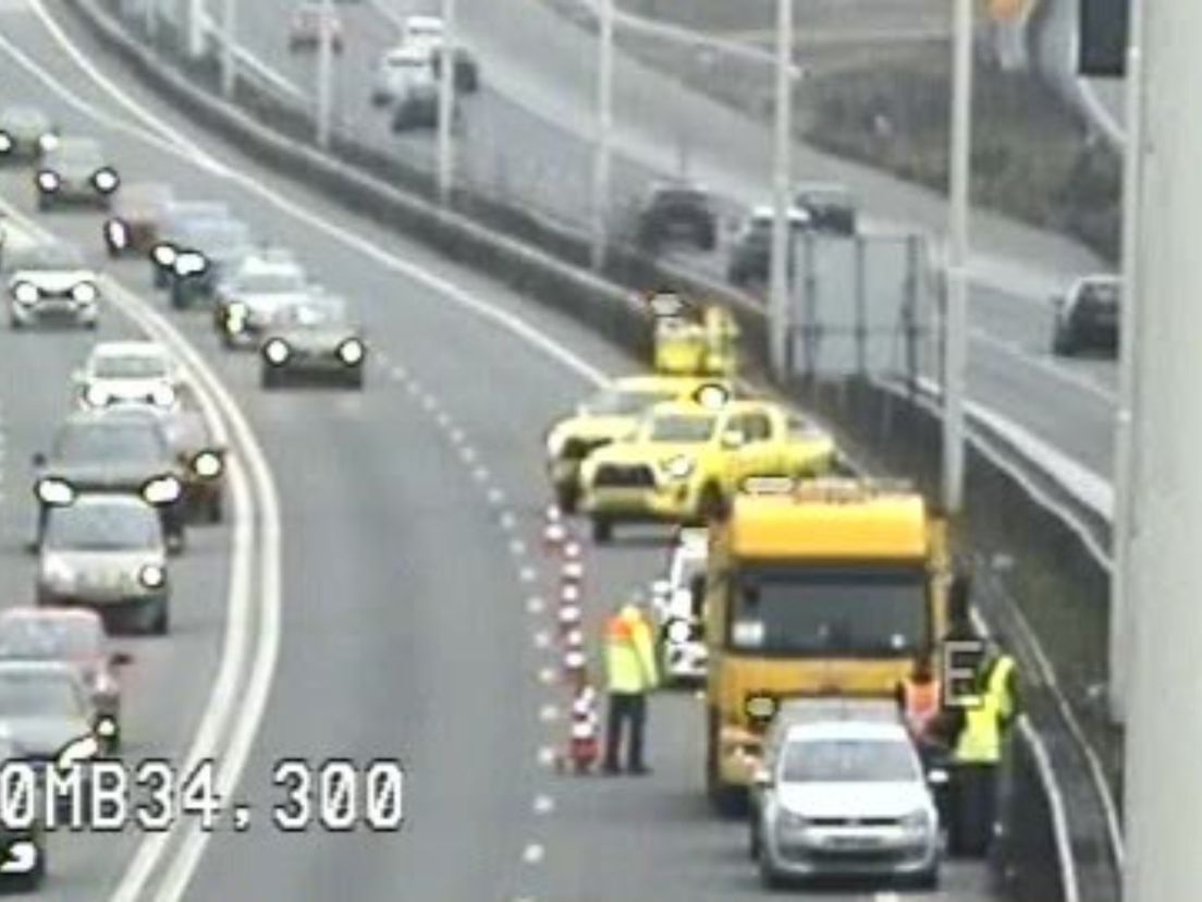Inmiddels heeft Rijkswaterstaat een pijlwagen neergezet, zodat er één rijstrook open kan