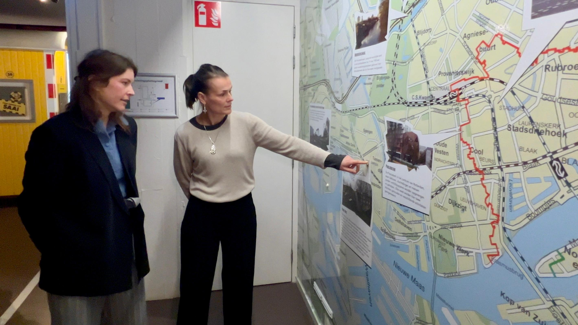 Lisa Koolhoven en Kristen Hayford in Museum Rotterdam.