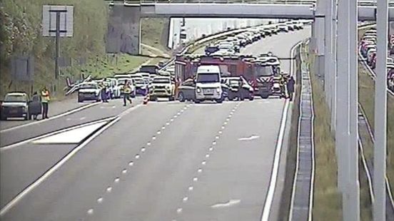 Ongeluk op snelweg met meerdere voertuigen. Ongeluk op snelweg met meerdere voertuigen.