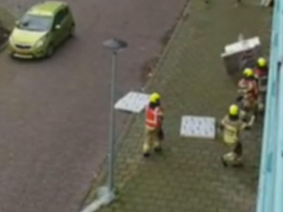 VIDEO: brandweermannen duiken net op tijd weg voor stapel afgewaaide dakplaten