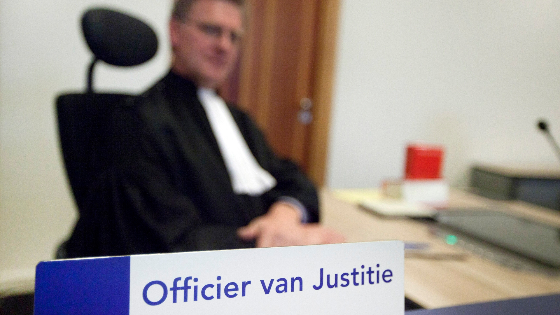 Een officier van justitie in de rechtszaal (archief)