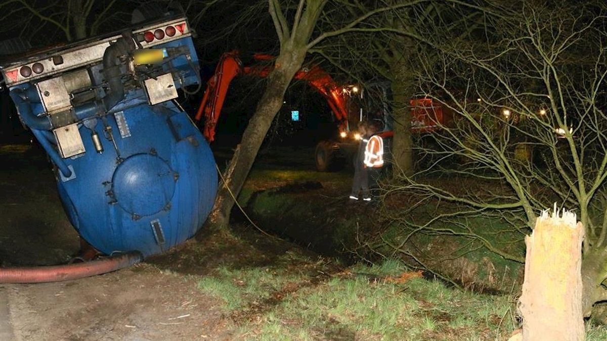 Tankwagen uit Haaksbergen met mest gekanteld in Gieterveen