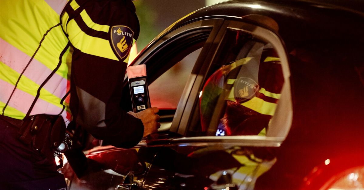 Mannen kijken te diep in het glaasje en raken rijbewijs kwijt - Omroep