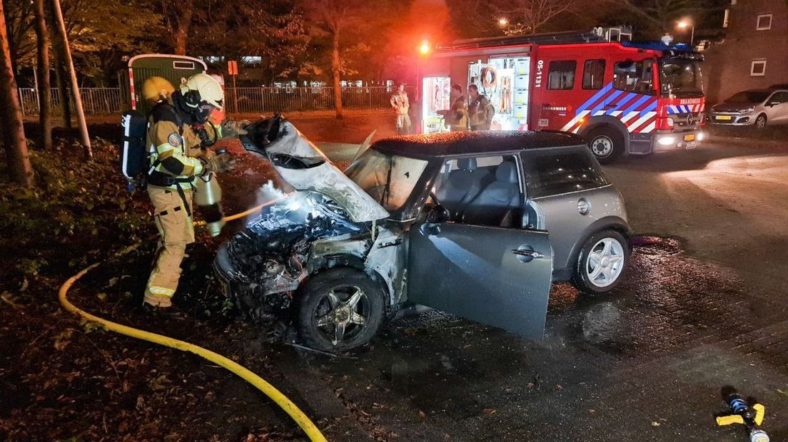 Voor de tweede nacht op rij is in Hengelo een auto uitgebrand.