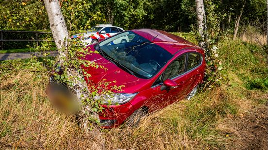 Airbags klappen uit bij botsing • automobilist gewond. Airbags klappen uit bij botsing • automobilist gewond.