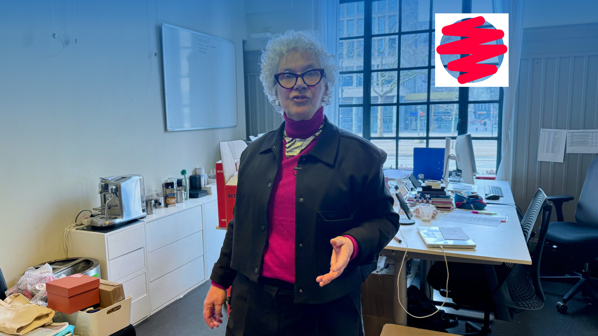 Scheidend JOU-raadslid Ellen Verkoelen in haar fractiekamer