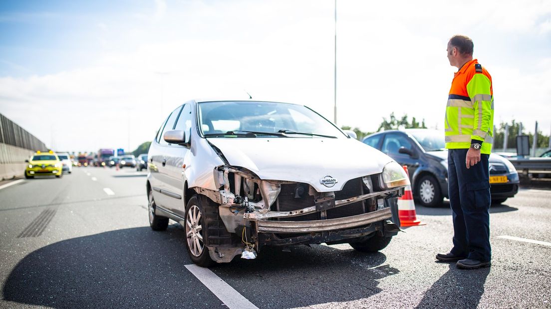 De auto sloeg op de A28 over de kop