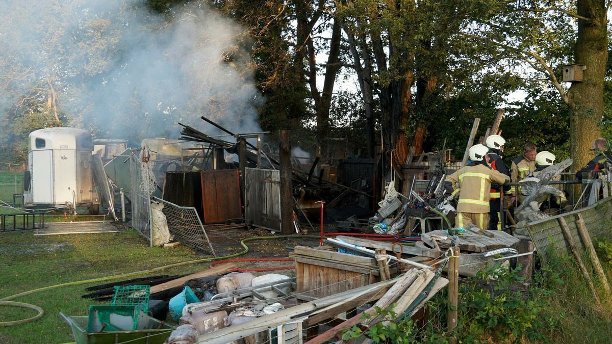 Brand legt schuur in de as