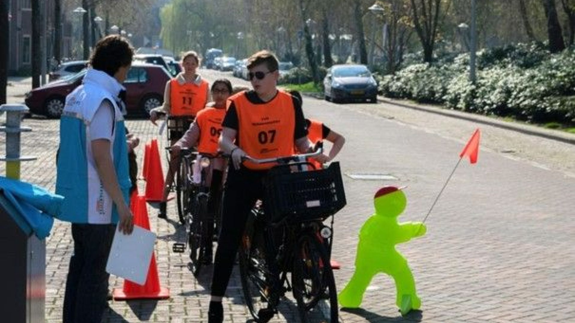 Leerlingen tijdens het fietsexamen in Oost Gelre.