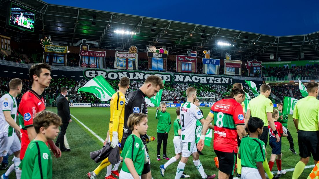 Sfeeractie op de Noordtribune voorafgaand aan het duel tussen FC Groningen en NEC