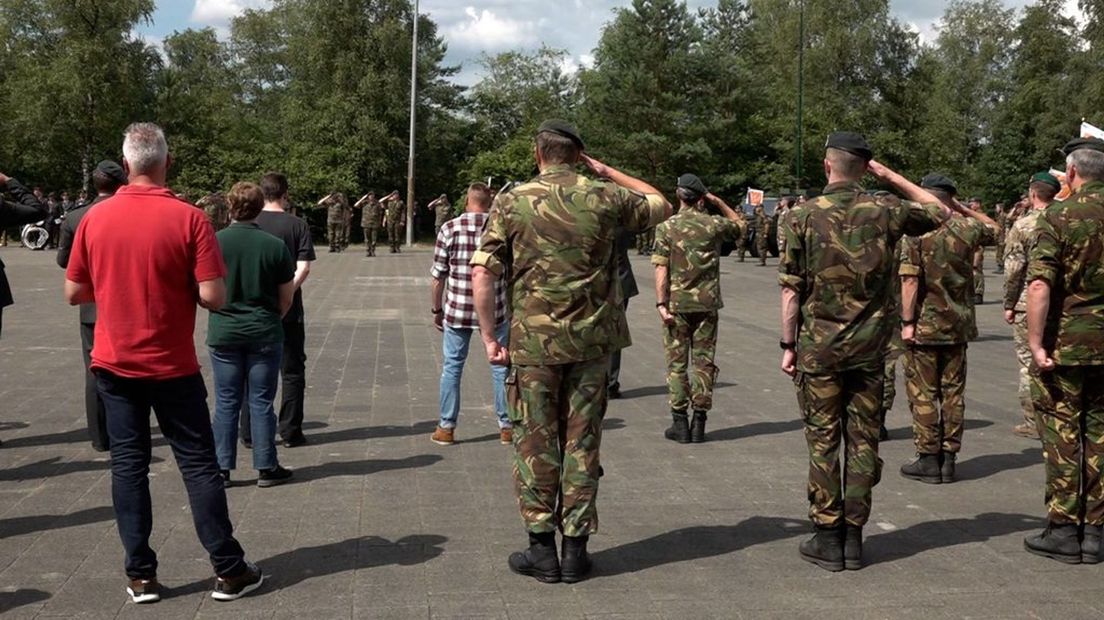 Burgers en militairen, die allemaal niet herkenbaar in beeld willen, vormen samen de nieuwe CEMA-eenheid.