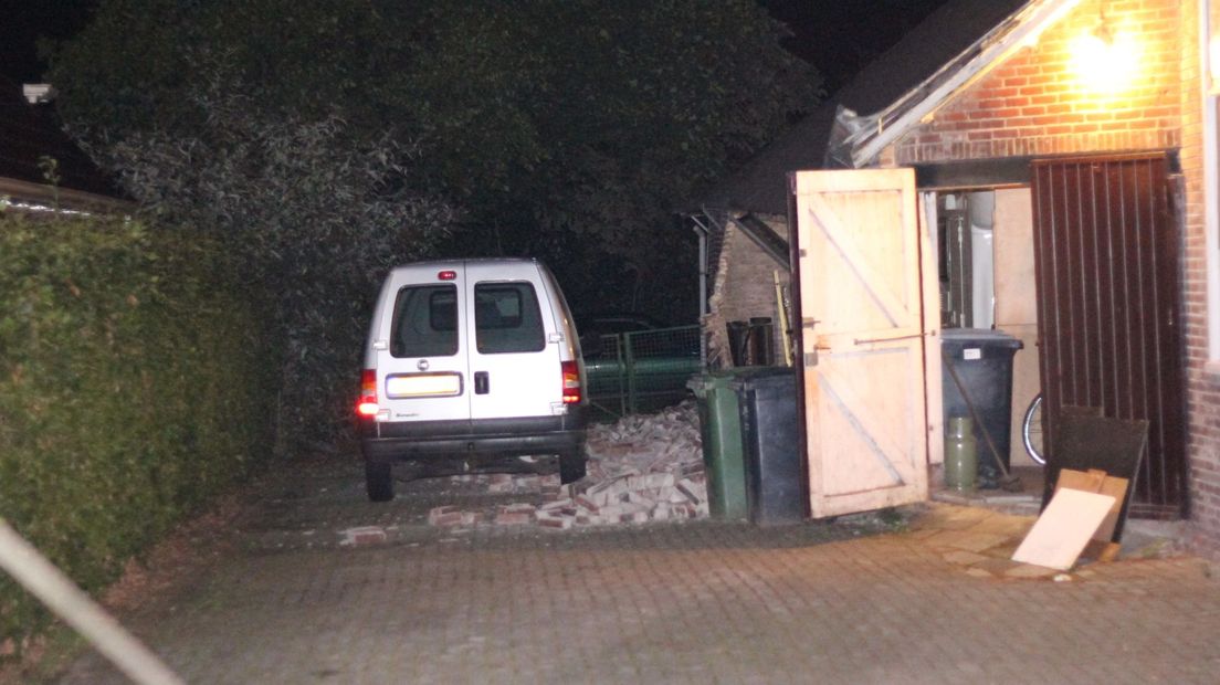 De zijwand stortte in (Rechten: Van Oost Media)