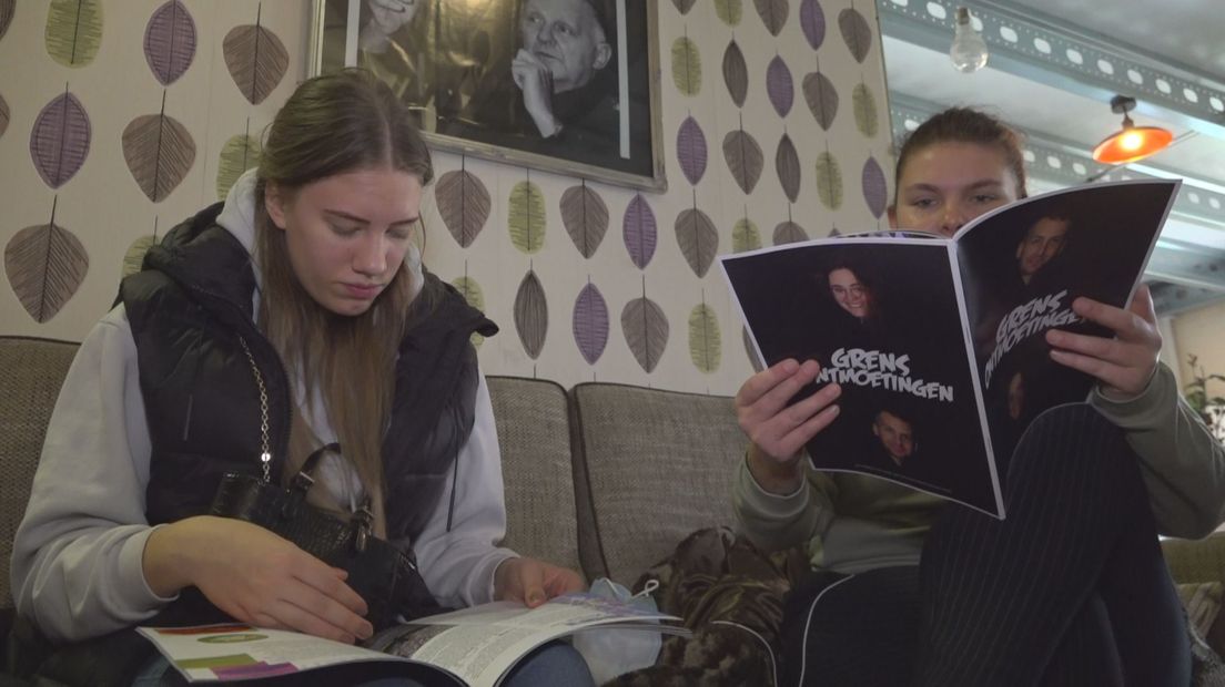 'Grensontmoetingen', vers van de pers in handen van een paar studenten sociaal werk