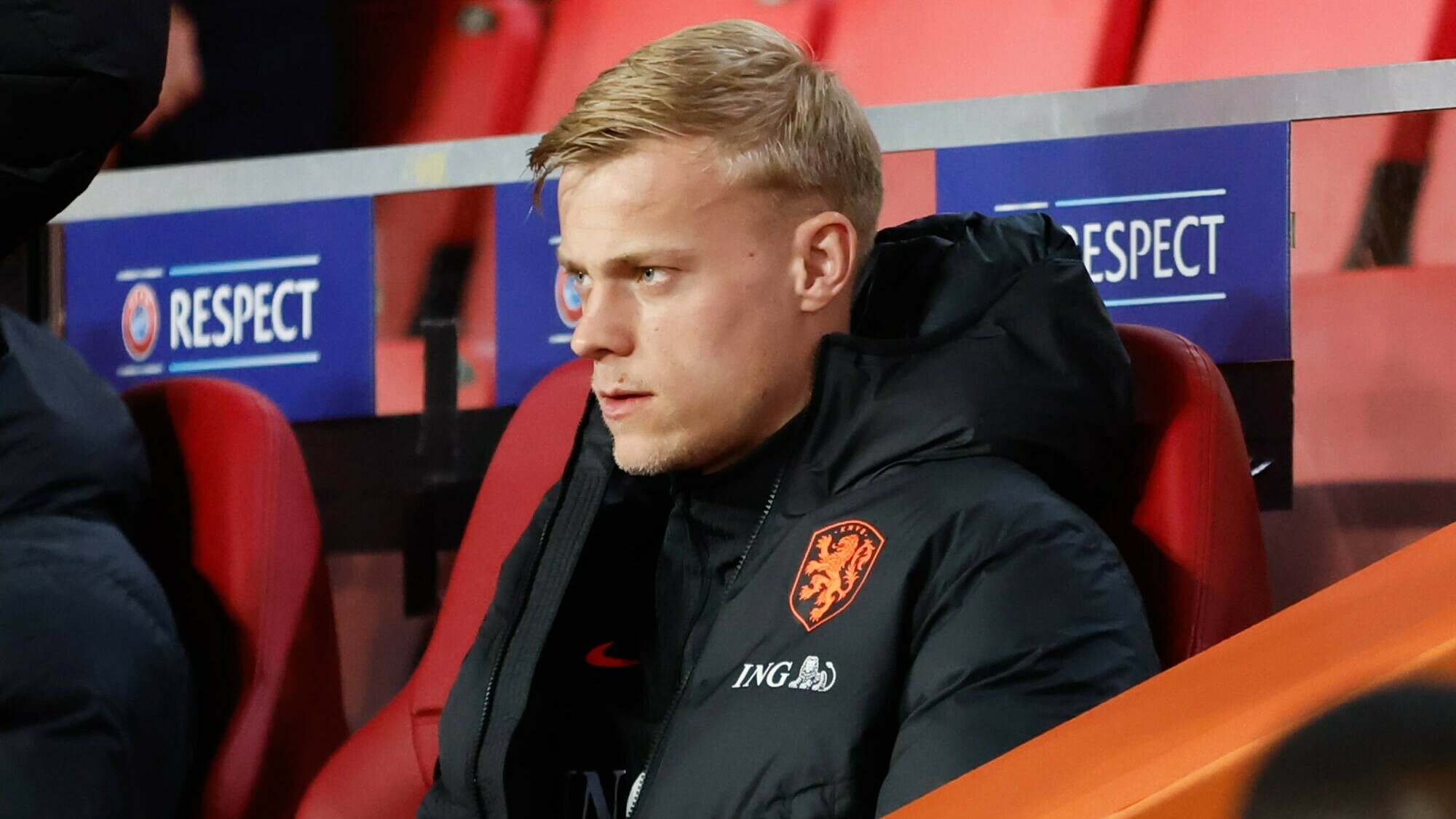 Van Hecke valt in en ziet concurrent falen in verstierde oefeninterland Oranje