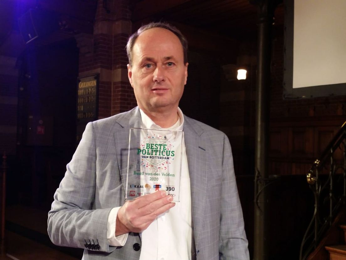 Ruud van der Velden met de prijs Beste Politicus van Rotterdam 2020