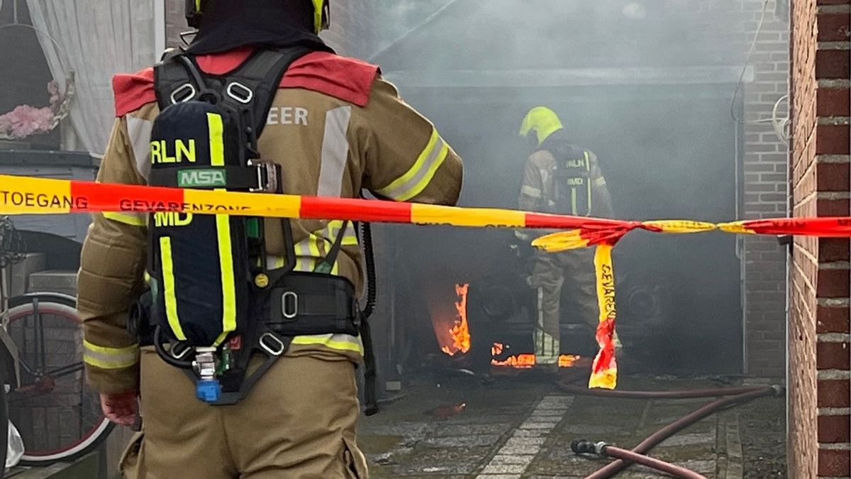 Oude kever compleet uitgebrand in garage Roermond L1 Nieuws